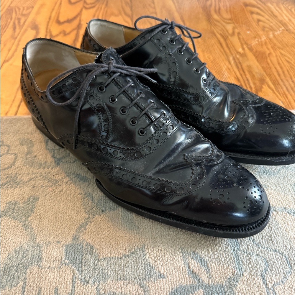 Elegant Black Leather Oxford Shoes with Sleek Design